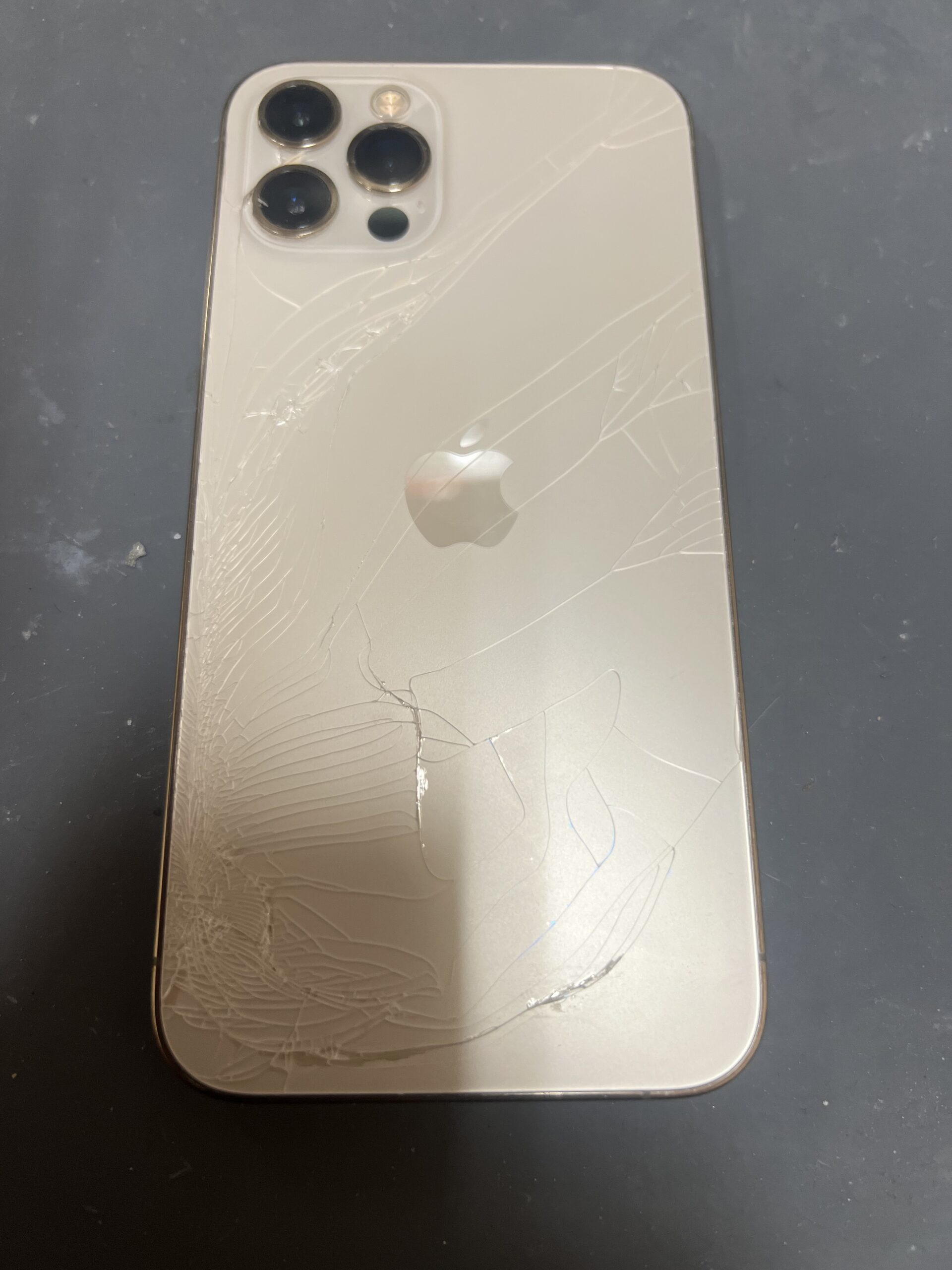 iPhone12Pro背面割れ【iPhone 筐体交換】