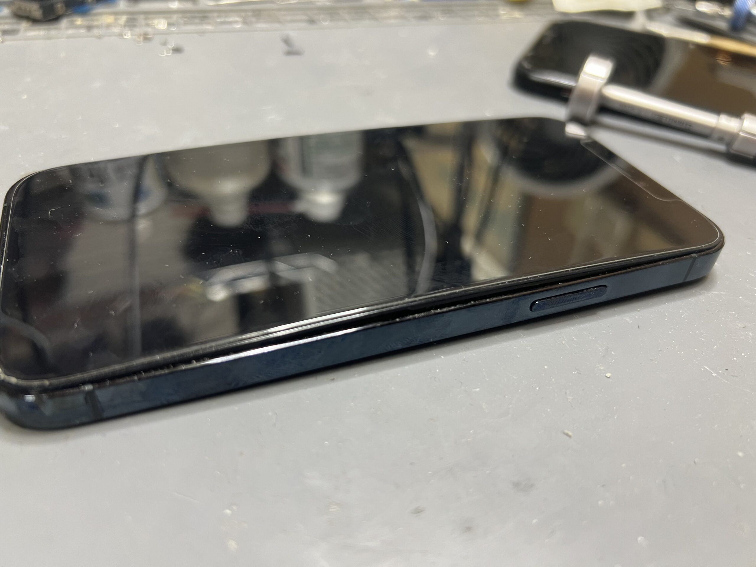 iPhone12画面浮き修理【iPhone バッテリー交換】