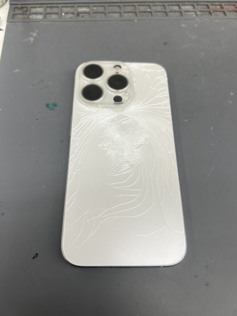 iPhone15Pro 背面割れ