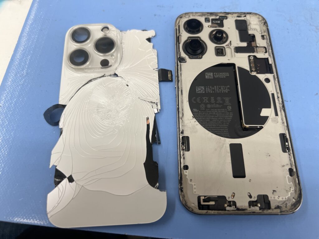 iPhone15Pro 背面割れ