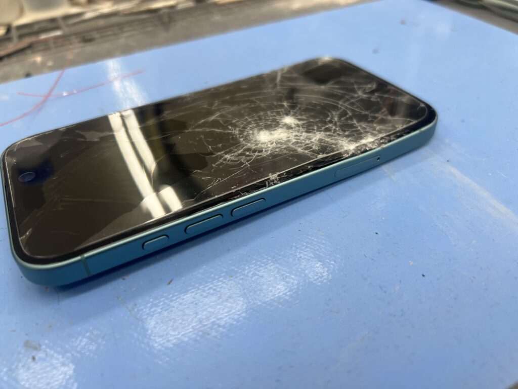 iPhone16 車に轢かれた状態 画面割れ・背面割れ・フレーム歪み