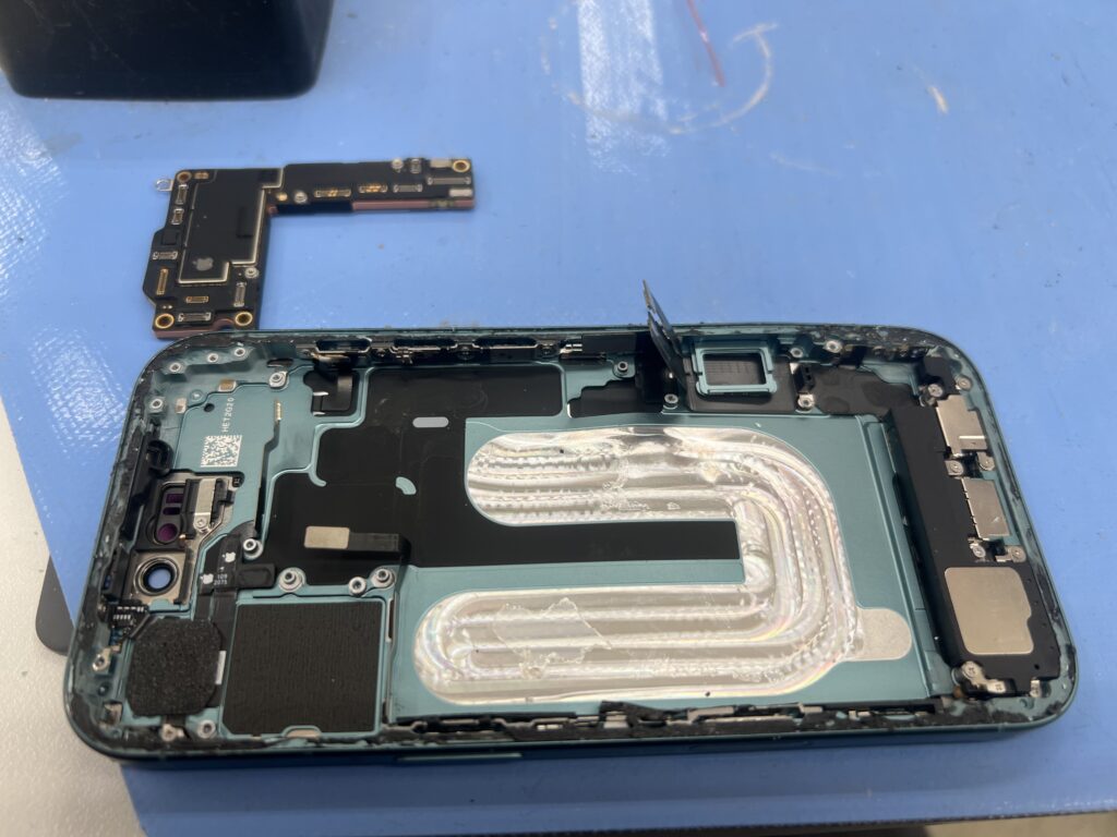 iPhone16 液晶パネル交換作業