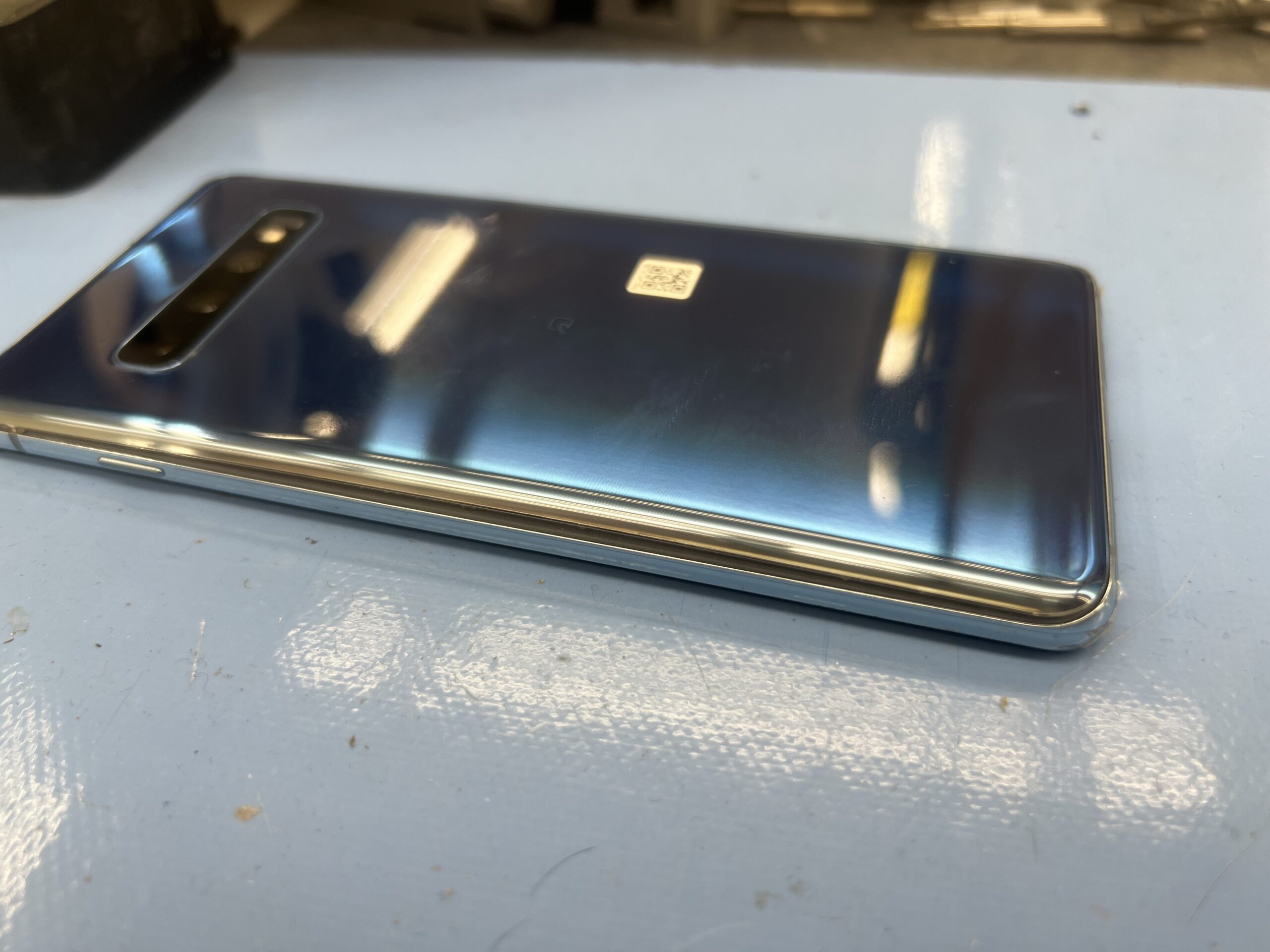 Galaxy S10 バッテリー膨張 背面 浮き 修理前