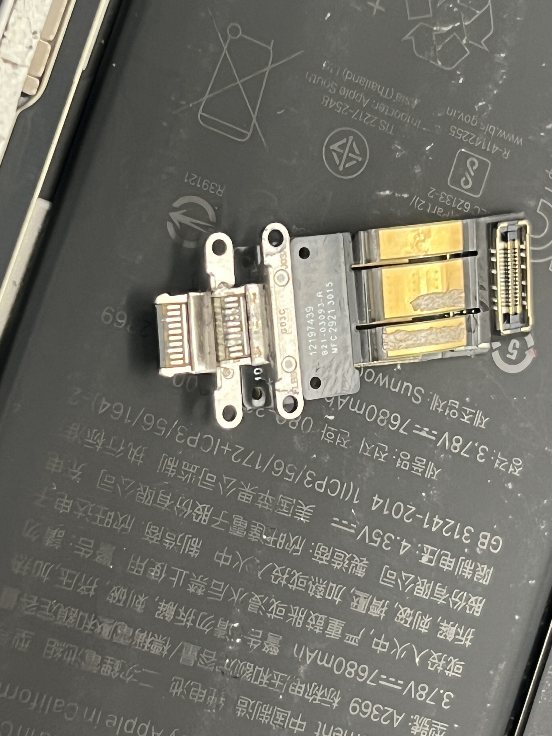 iPad Pro ドックコネクタ 取り外し 修理中