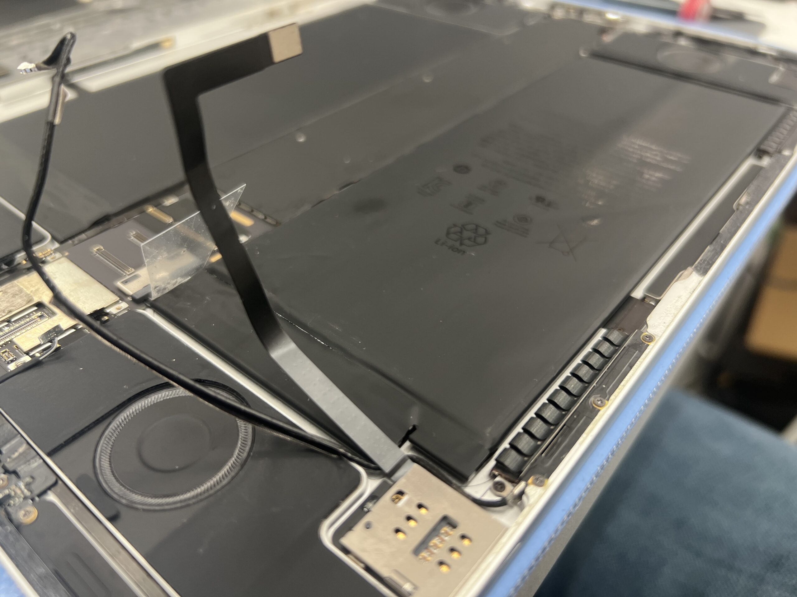 iPad Pro 12.9第3世代 膨張したバッテリーを取り出した状態