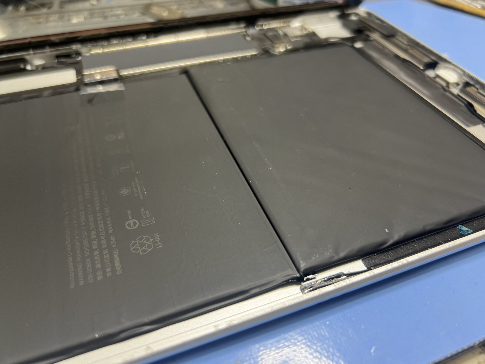 iPad第9世代 右側バッテリーセルが膨張している状態