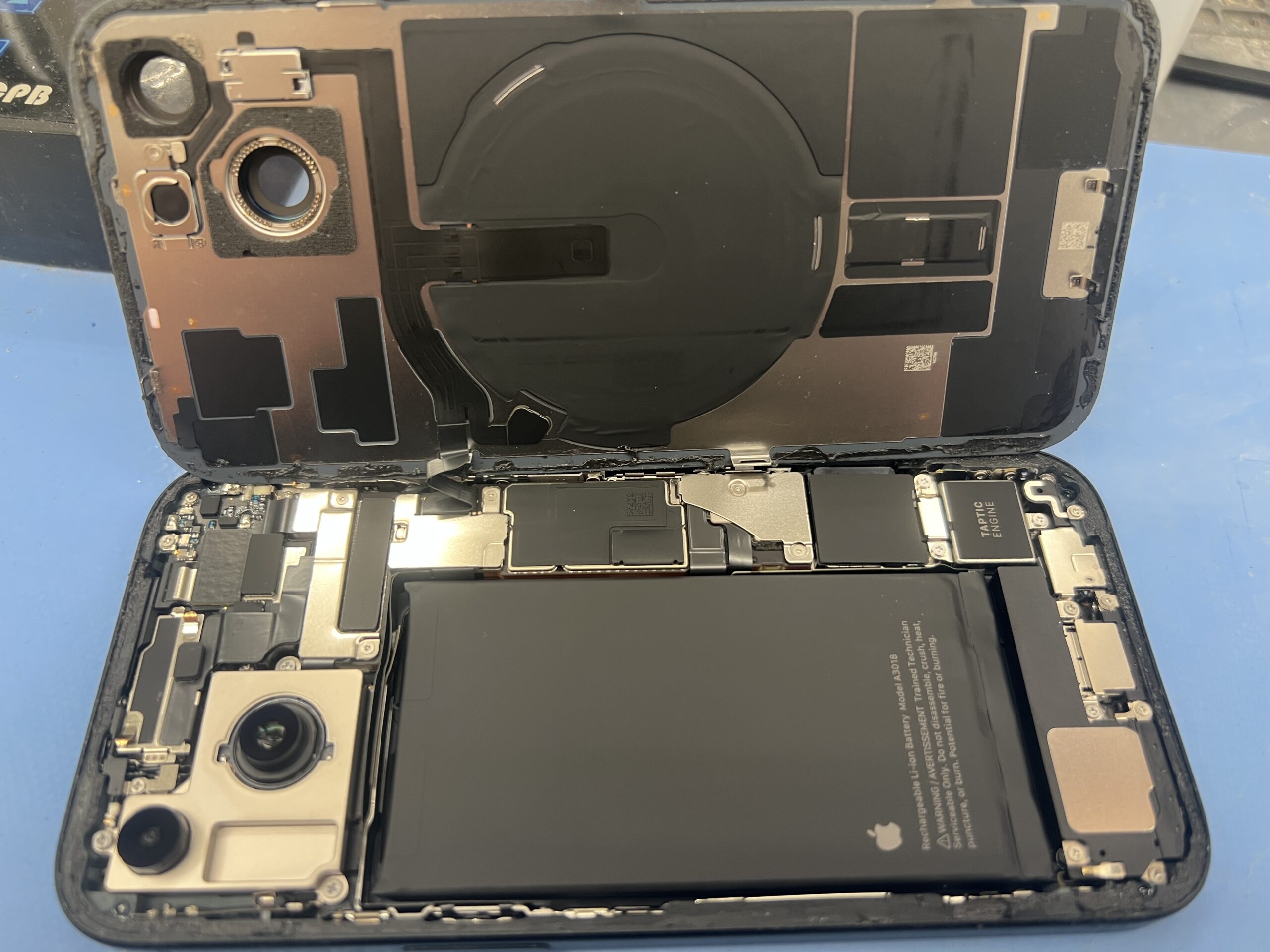 iPhone15 背面側を開けた状態、浸水なし