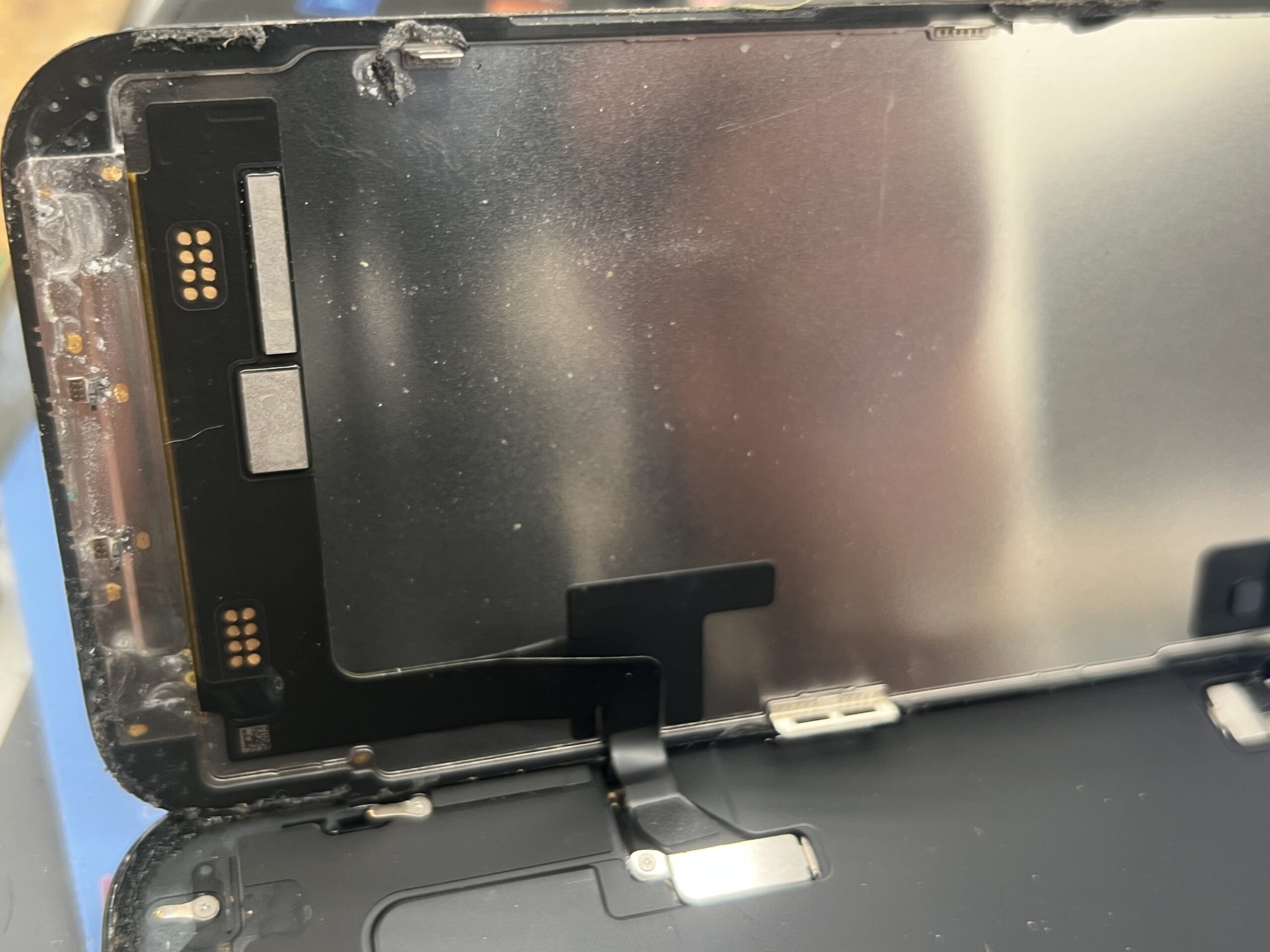iPhone15 画面部分の浸水跡、別角度