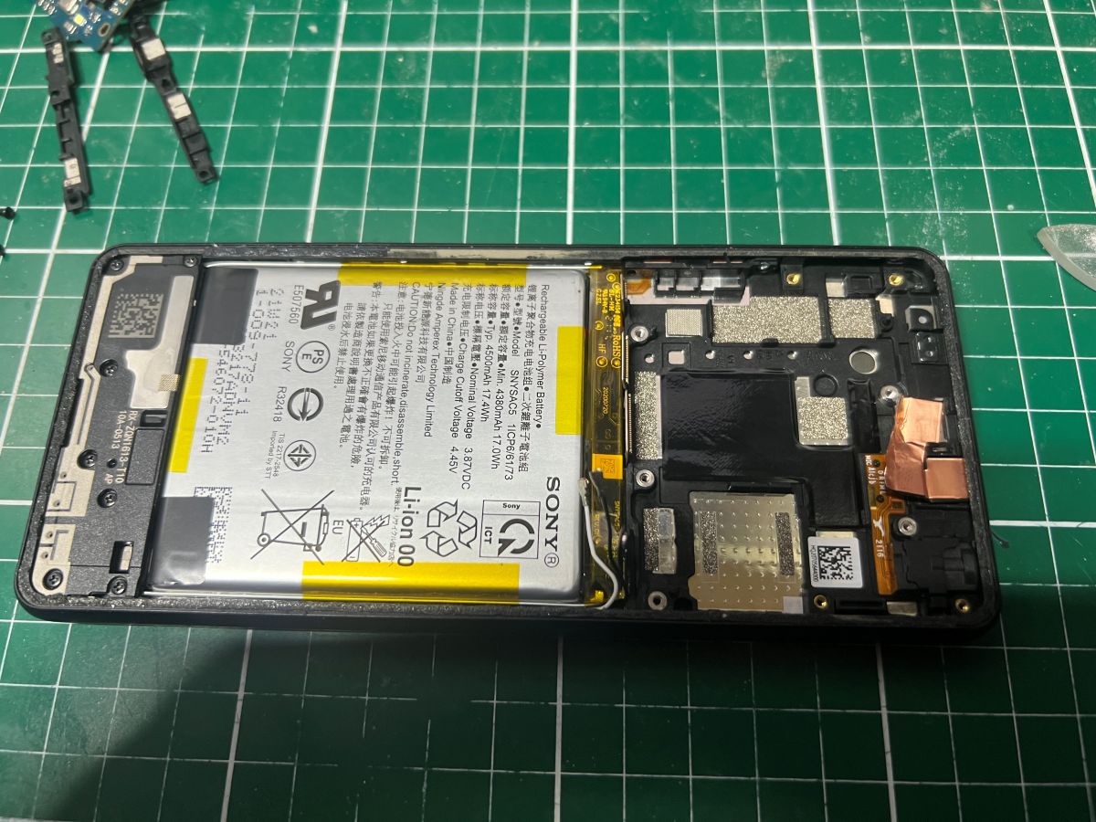 Xperia 10 III 基板を取り外した状態