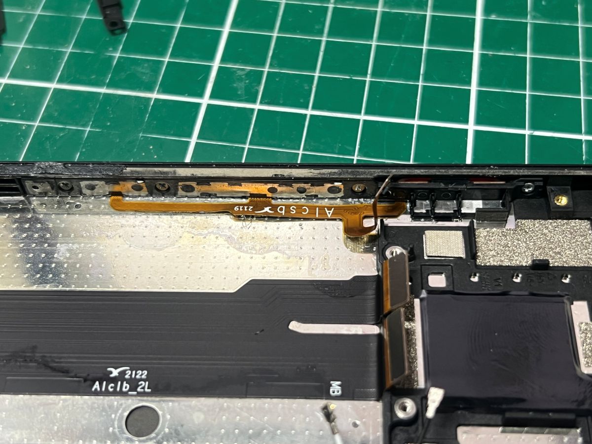 Xperia 10 III バッテリーを外した状態、電源ボタンのオレンジ色フレキシブルケーブル