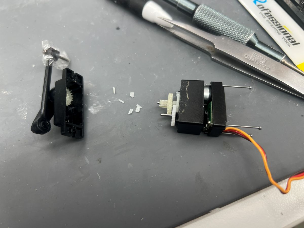 ラジコン サーボ内部の白いギヤが破損している状態