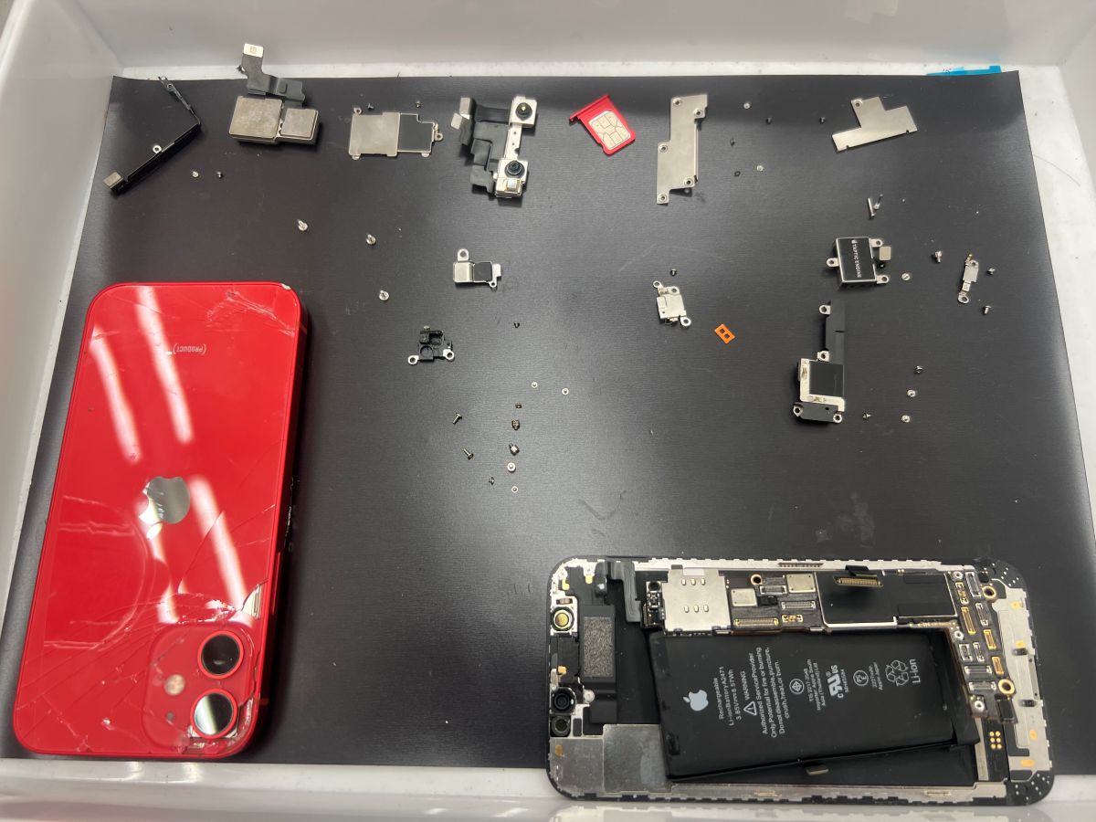 iPhone12mini 筐体交換のため全パーツを分解した状態