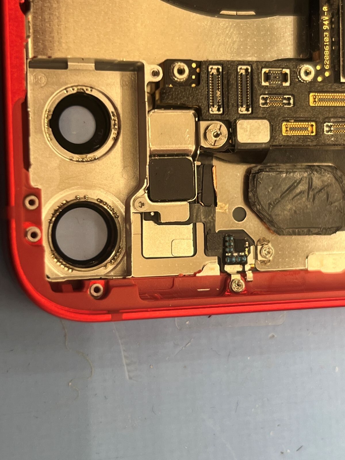 iPhone12mini 新しい筐体にアウトカメラを取り付けている様子