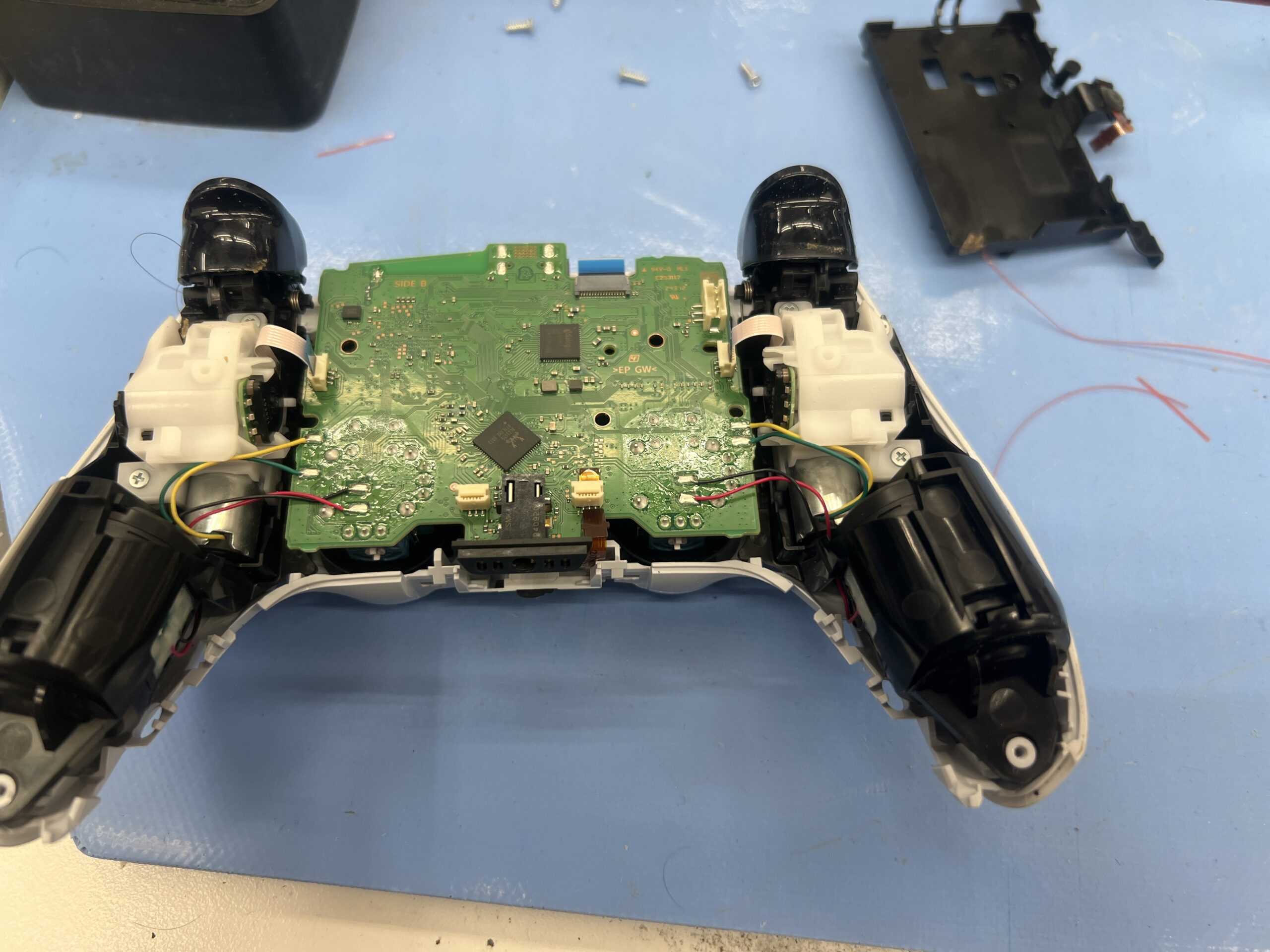 PS5 DualSense コントローラー 分解した状態