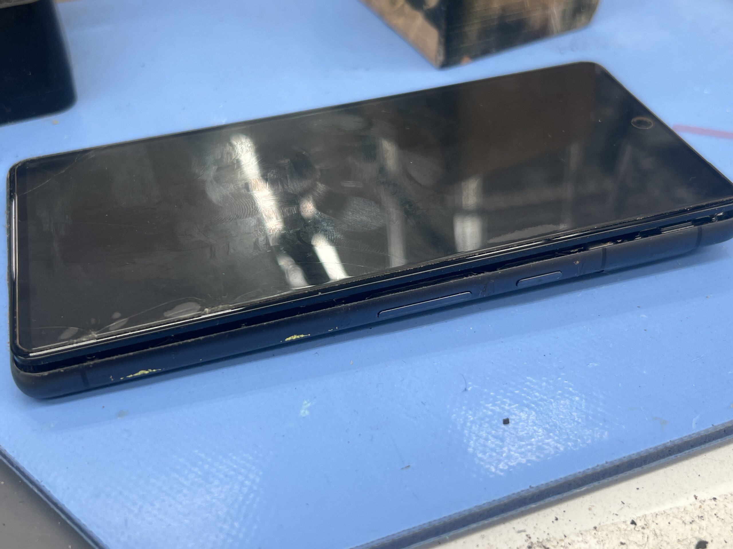 Google Pixel 7 バッテリー交換修理事例｜バッテリー膨張で画面が浮いてしまったケース【市川スマホ職人】