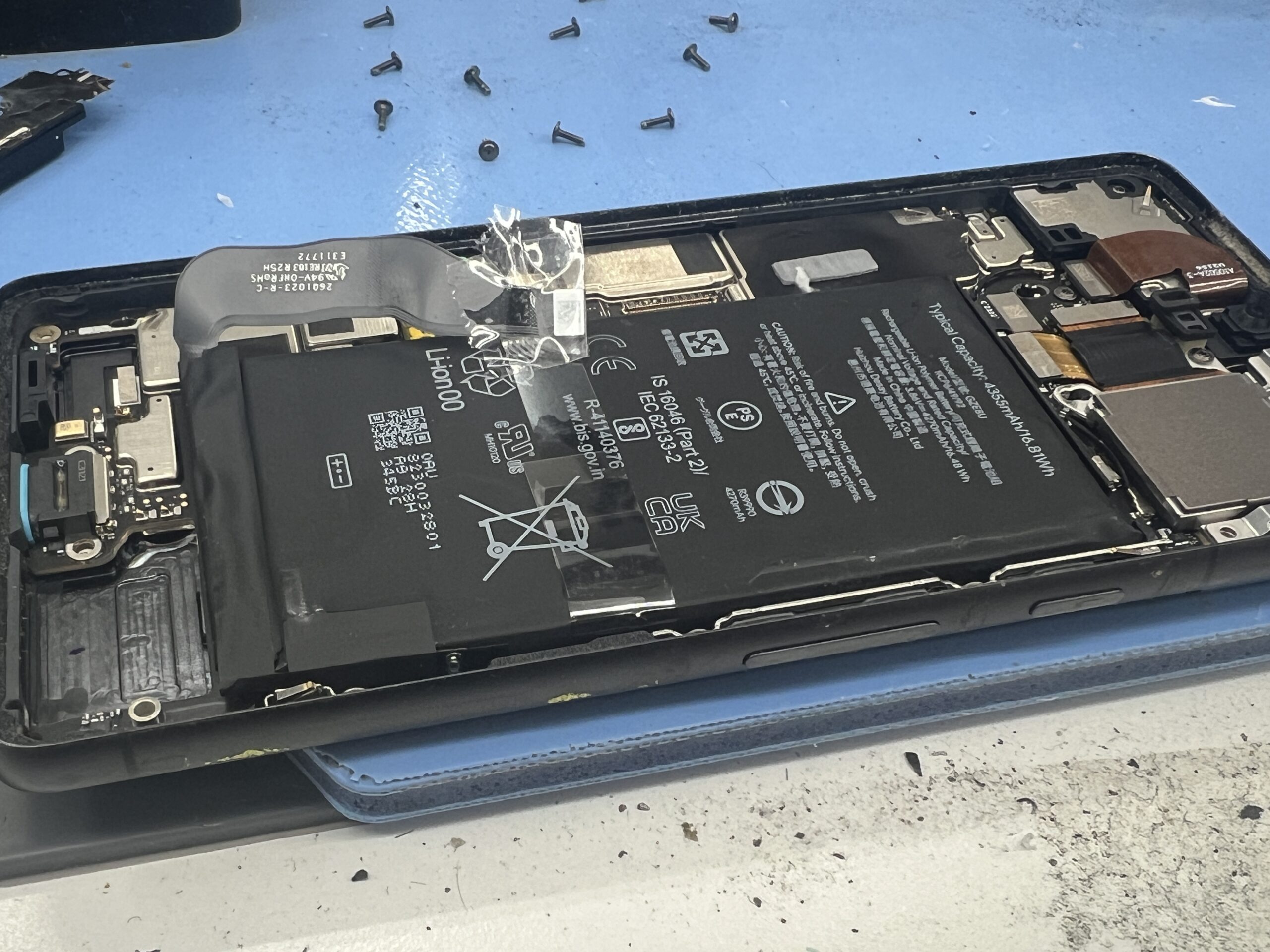 Google Pixel 7 内部のバッテリーが膨張している状態