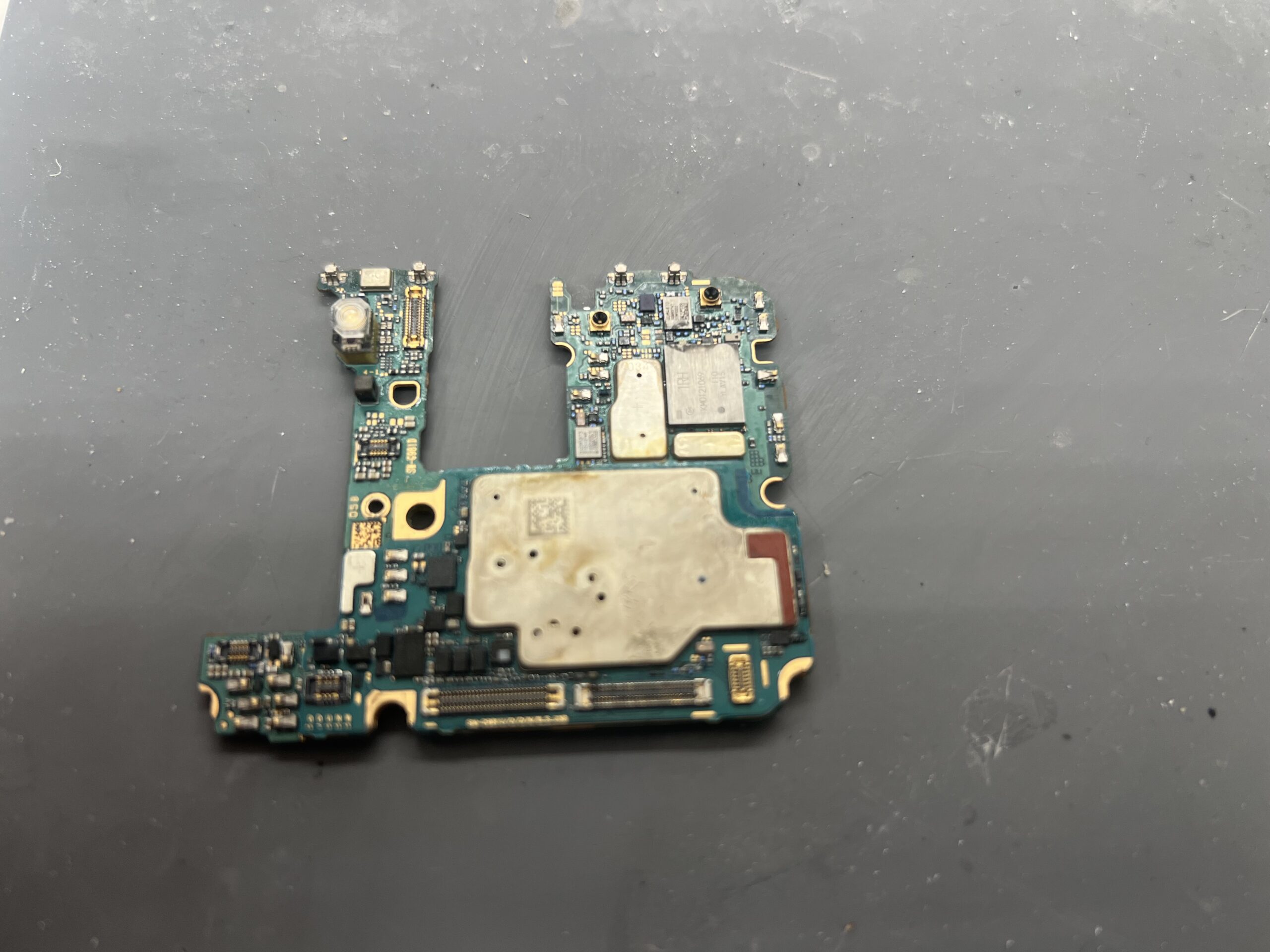Galaxy S20 基板クローズアップ、焼け跡のような変色