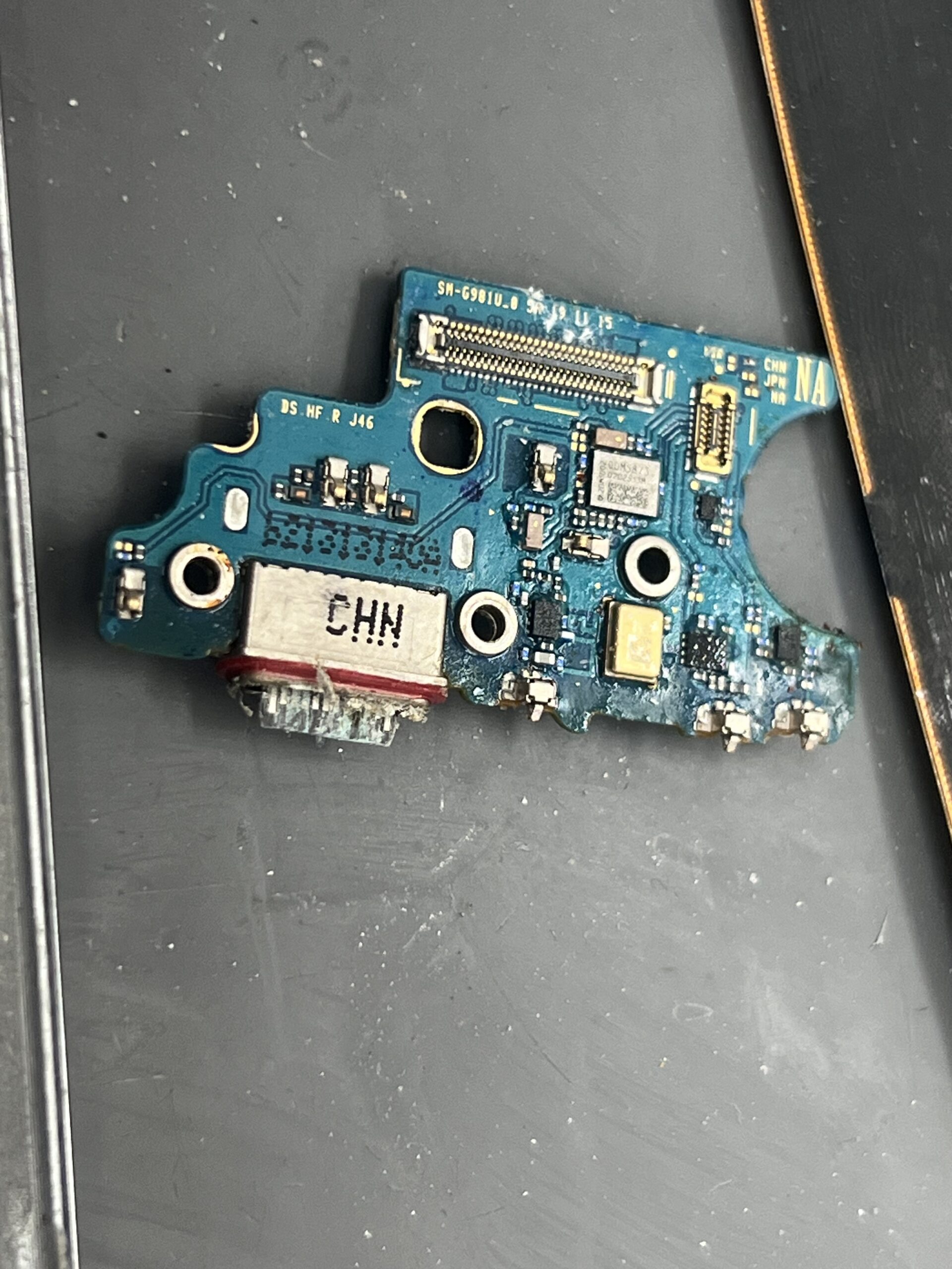 Galaxy S20 充電口基板の腐食