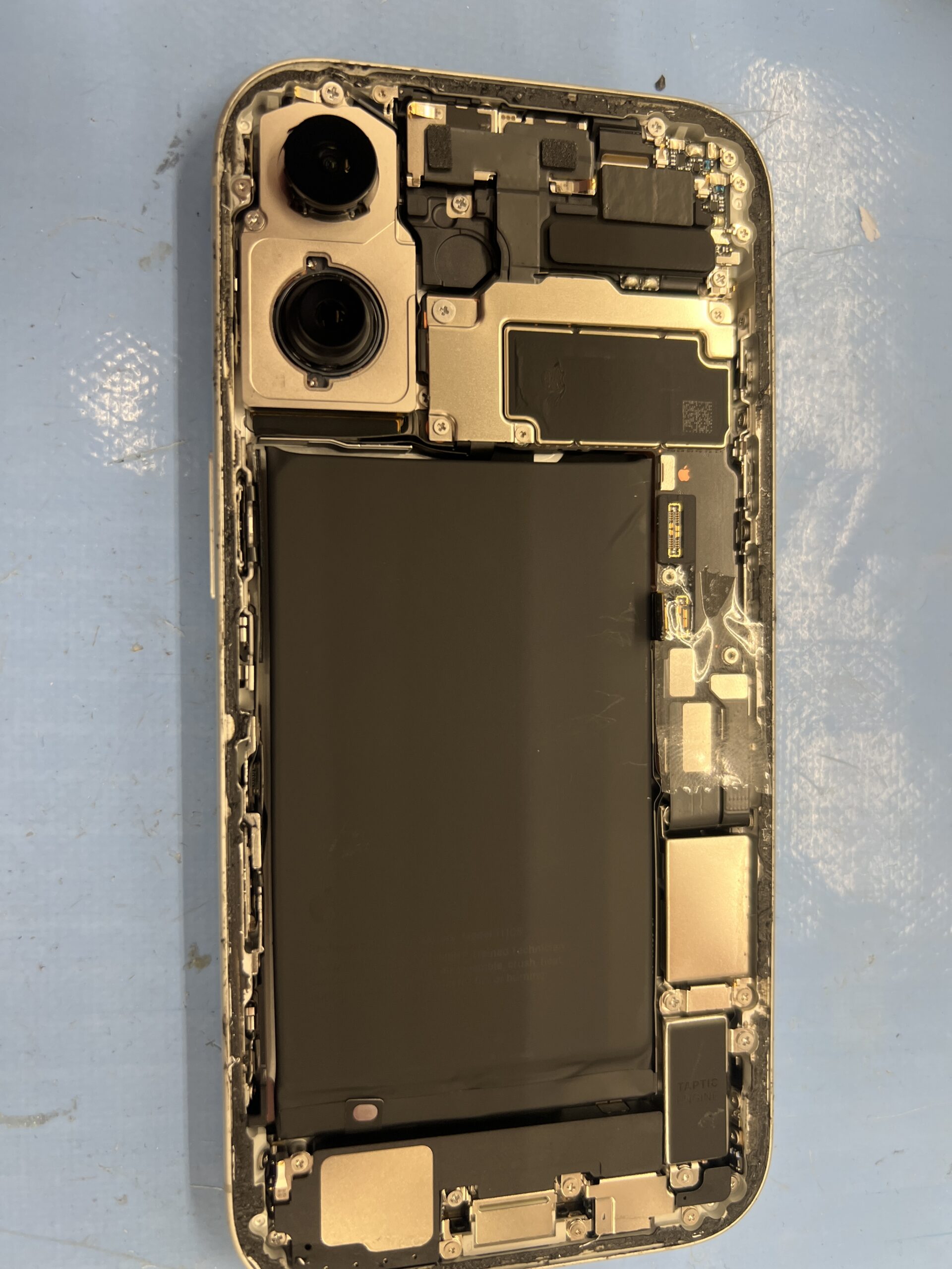 iPhone 17 画面交換 背面を開けた状態