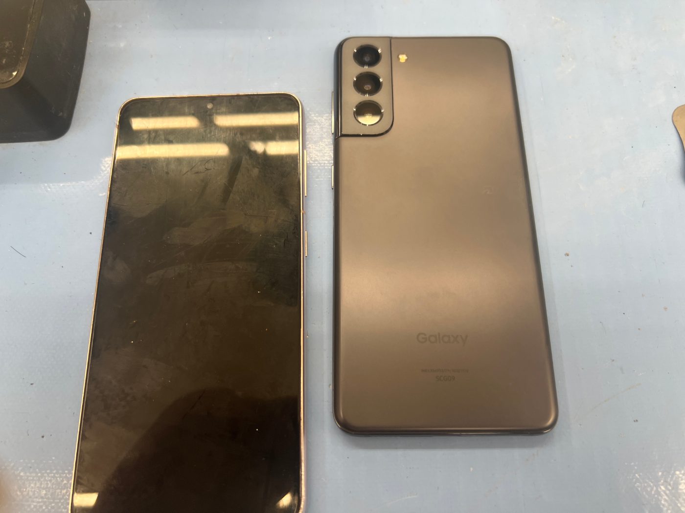 Galaxy S21が使用中に突然画面真っ暗｜データ最優先で基板載せ替えを選んだ事例｜浦安市より来店