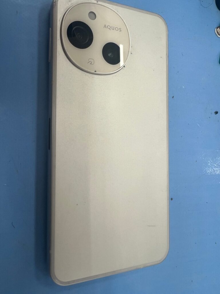 AQUOS sense9 背面 修理前
