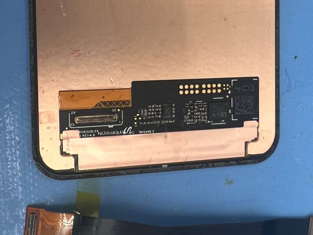 AQUOS sense9 画面裏 コネクタ部分