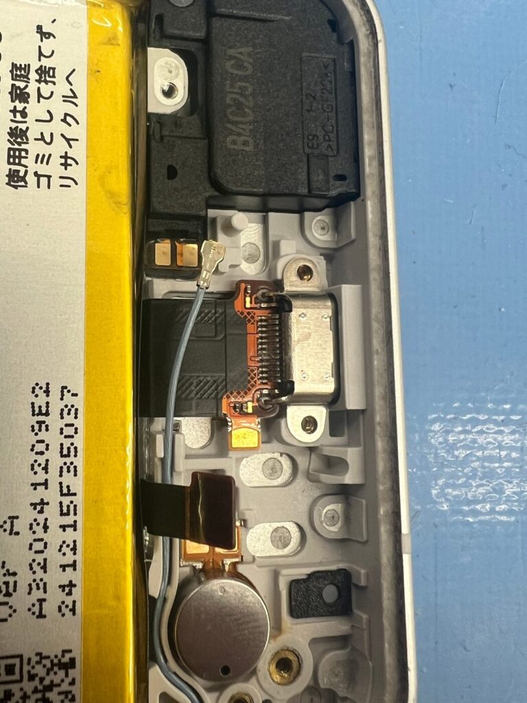 AQUOS sense9 本体下部 充電口まわり