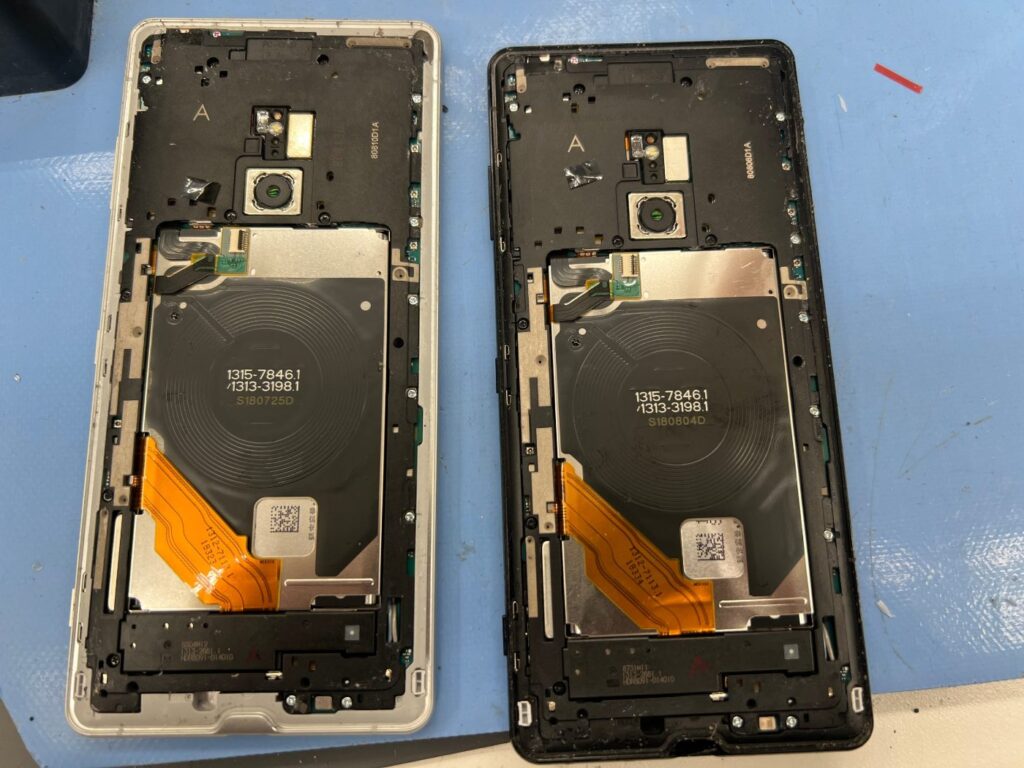 Xperia XZ3 基板載せ替え お客様の端末とドナー端末を分解